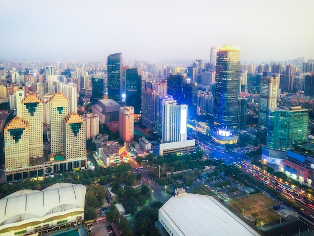 Fotografía aérea del paisaje arquitectónico urbano a lo largo del río Pearl en Guangzhou