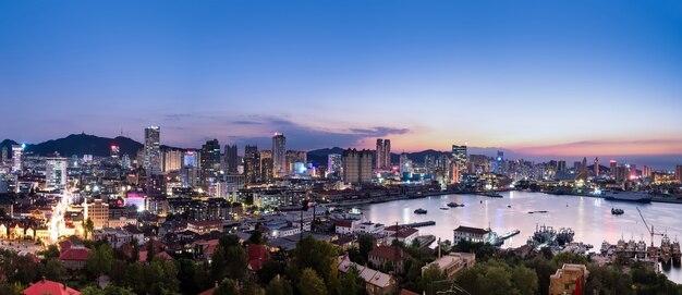 Fotografía aérea del paisaje arquitectónico urbano de Yantai en la noche