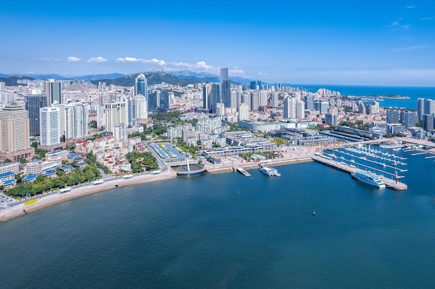 Fotografía aérea del paisaje de la arquitectura urbana moderna en Qingdao China