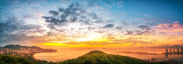 Fotografía aérea del paisaje y el atardecer de la bahía de Sanya