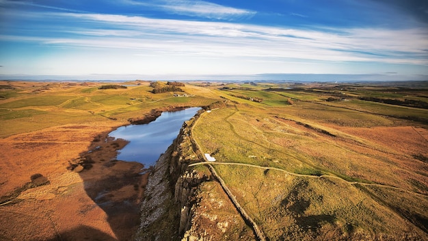 Fotografía aérea del paisaje escénico de la naturaleza en Sycamore Gap