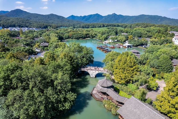 Fotografía aérea del paisaje del jardín chino del Lago del Oeste en Hangzhou, China