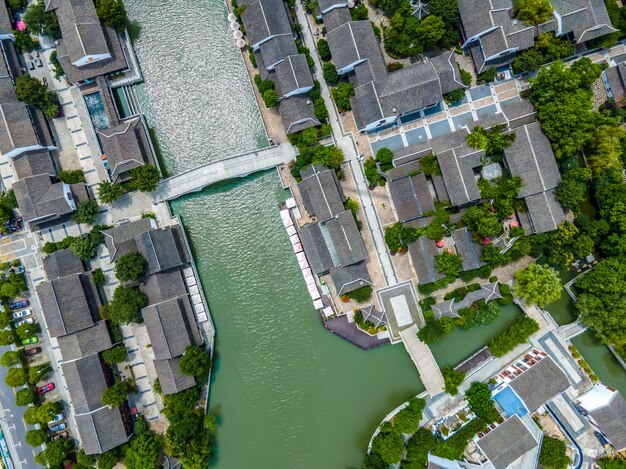 Fotografía aérea del paisaje del jardín chino en Xietang Old Street del canal de Suzhou