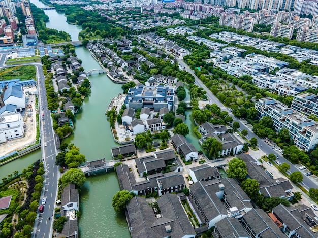 Fotografía aérea del paisaje del jardín chino en Xietang Old Street del canal de Suzhou