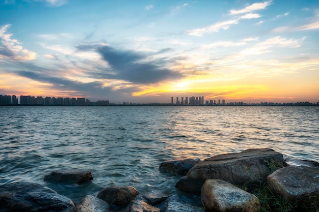 Fotografía aérea del paisaje natural del lago Dushu en Suzhou