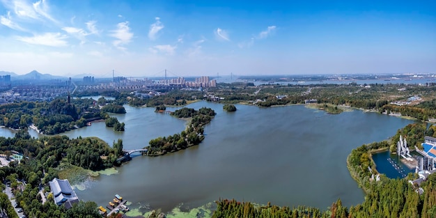 Fotografía aérea del paisaje natural del lago Qiandao en Hangzhou