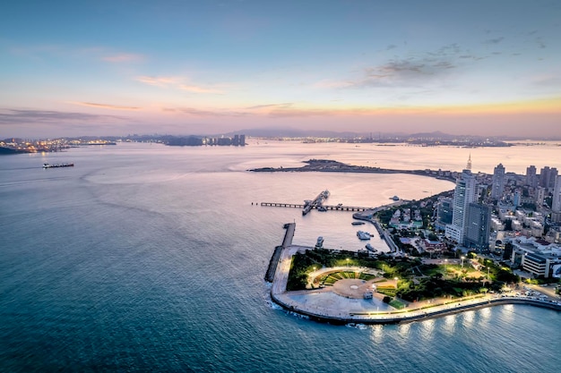 Fotografía aérea del paisaje nocturno del área de la bahía de Qingdao