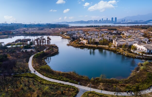 Fotografía aérea del paisaje otoñal en la hermosa ciudad rural de Qingdao, China