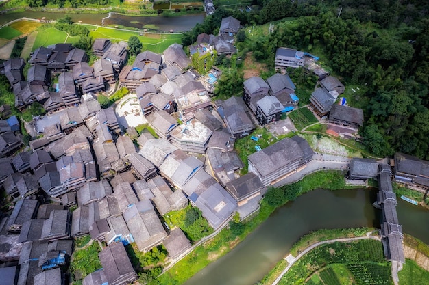 Fotografía aérea del paisaje pastoral de las antiguas casas del pueblo Dong en Bazhai Chengyang Liuzhou