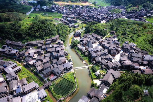 Fotografía aérea del paisaje pastoral de las antiguas casas del pueblo Dong en Bazhai Chengyang Liuzhou