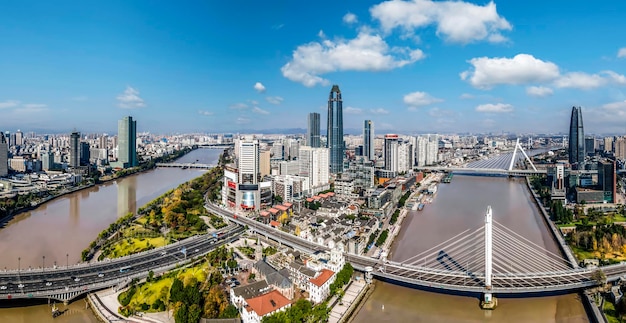 Fotografía aérea del paisaje urbano moderno de Hangzhou, China