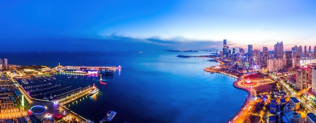 Fotografía aérea del paisaje urbano de Qingdao en la noche