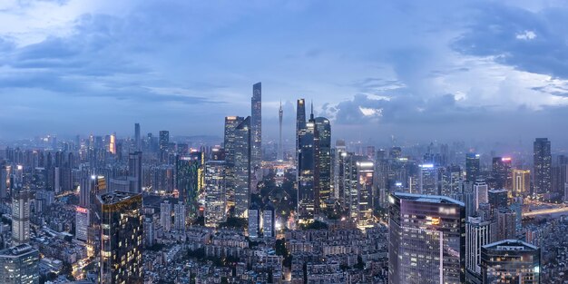 Fotografía aérea de paisajes arquitectónicos modernos por la noche en Guangzhou, China