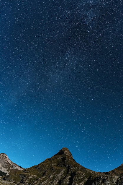 Fotografía aérea Paisajes de montaña en el fondo del cielo estrellado La Vía Láctea