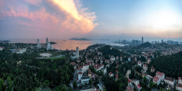 Fotografía aérea Panorama de paisaje urbano de la costa ecológica verde de Qingdao