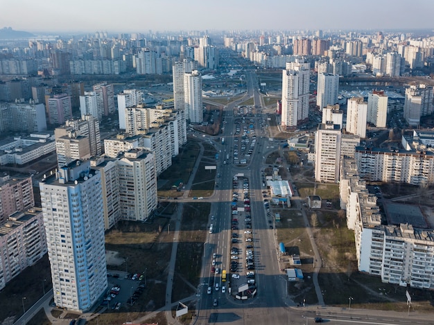 Fotografia aérea panorâmica do drone, vista aérea para o distrito de Pozniaky com edifício moderno da cidade Kiev Ucrânia.