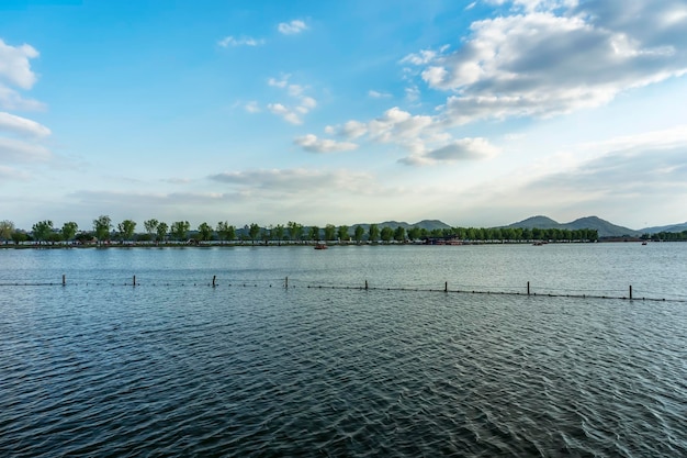 Fotografía aérea panorámica del paisaje urbano del Lago del Oeste en Hangzhou, China