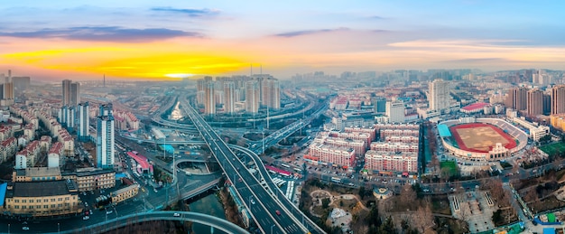 Fotografía aérea del paso elevado de la carretera de la ciudad de Qingdao