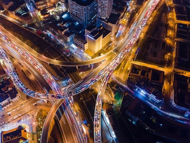 Fotografía aérea del paso elevado de la escena nocturna urbana