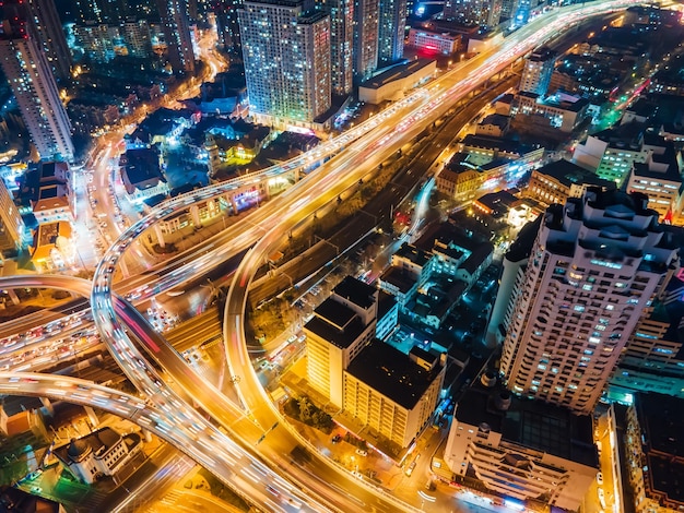 Fotografía aérea del paso elevado de la escena nocturna urbana