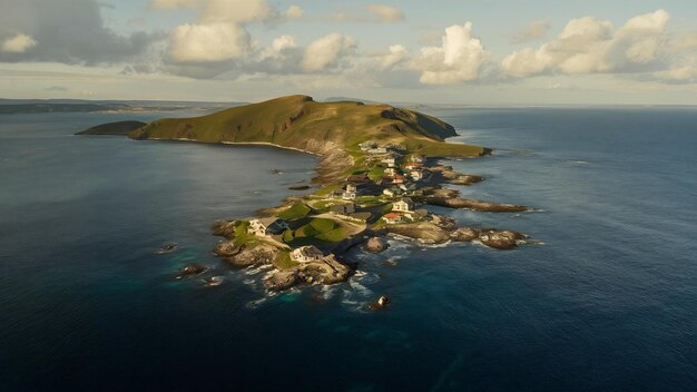 Fotografía aérea de una pequeña isla con casas en medio del océano