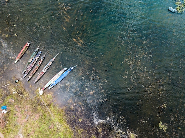 fotografía aérea de pequeños barcos de pesca en el lago