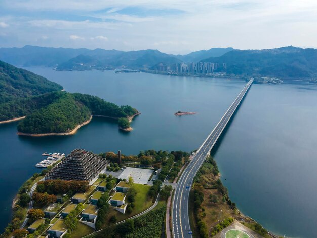 Fotografía aérea de la pintura del paisaje del lago Hangzhou Qiandao