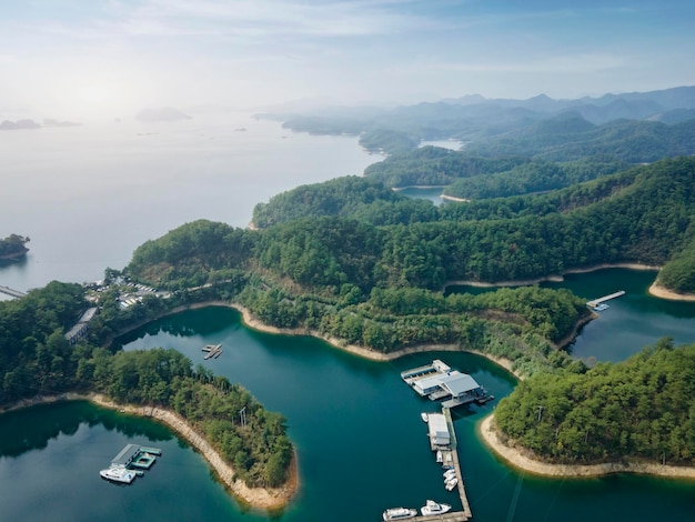 Fotografía aérea de la pintura del paisaje del lago Hangzhou Qiandao