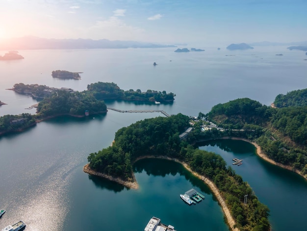 Fotografía aérea de la pintura del paisaje del lago Hangzhou Qiandao