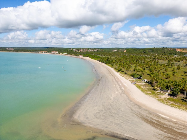 Fotografía aérea de la playa de Ipioca en el noreste de Alagoas, Brasil