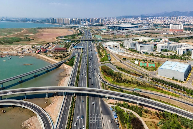 Fotografía aérea del puente de la bahía de Qingdao Jiaozhou