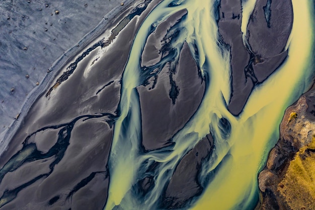 Fotografía aérea de un sistema fluvial glacial en el sur de Islandia