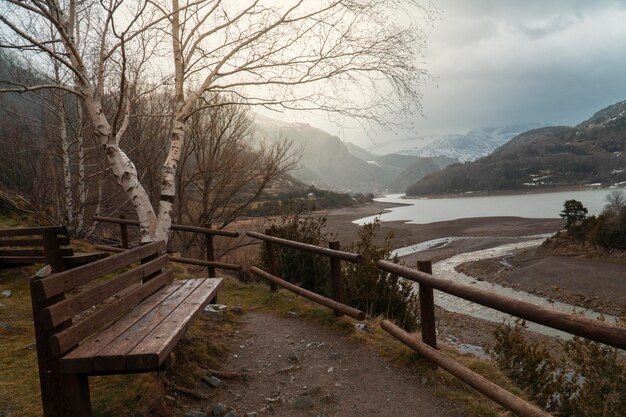 Fotografía aérea tomada por un dron en un día gris de tormenta sobre el embalse de Lanuza en Huesca Lanuza