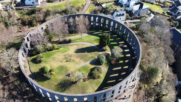 Foto fotografía aérea de la torre mccaig en oban, escocia