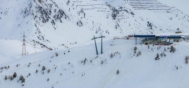 Fotografía aérea de Verbier Suiza muestra pistas de nieve y ascensores de esquí