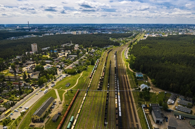 Fotografía aérea de vías férreas y vagones. Vista superior de vagones y ferrocarriles. Minsk.Belarus.