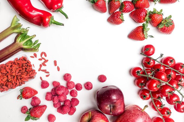 Foto fotografía aérea vibrante de frutas y verduras rojas sobre un fondo blanco