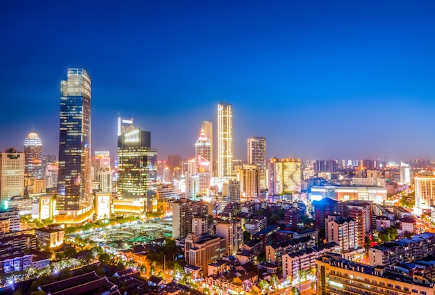 Fotografia aérea Visão noturna da paisagem arquitetônica da cidade de Yancheng na China