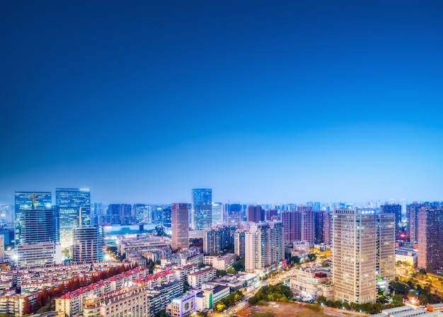 Fotografia aérea, visão noturna da paisagem da arquitetura moderna da cidade em hangzhou, china