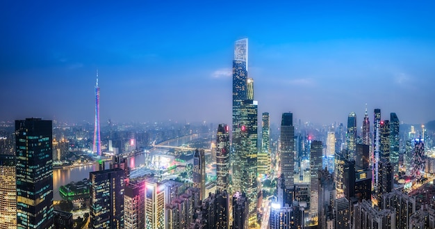 Fotografía aérea de la vista nocturna de la arquitectura de la ciudad de Guangzhou