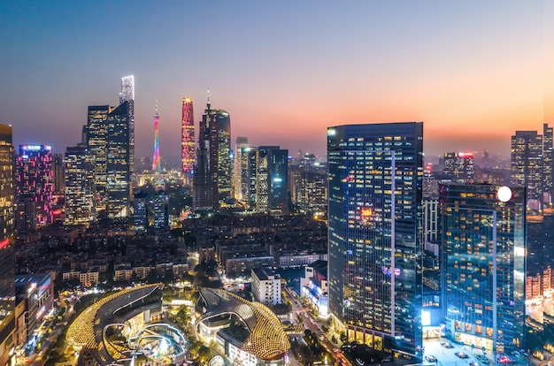 Fotografía aérea de la vista nocturna de la arquitectura de la ciudad de Guangzhou