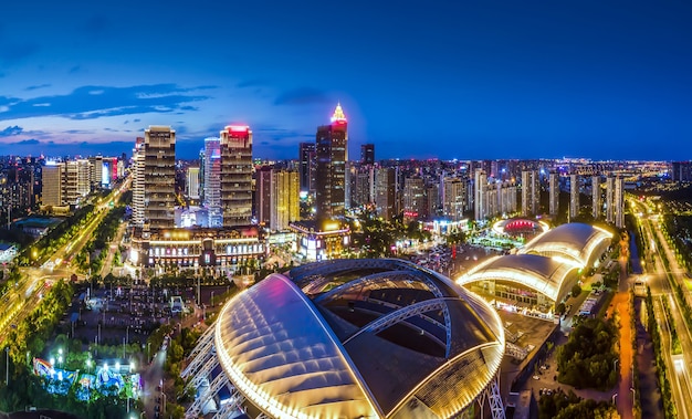 Fotografía aérea de la vista nocturna del centro financiero de Nantong, Jiangsu