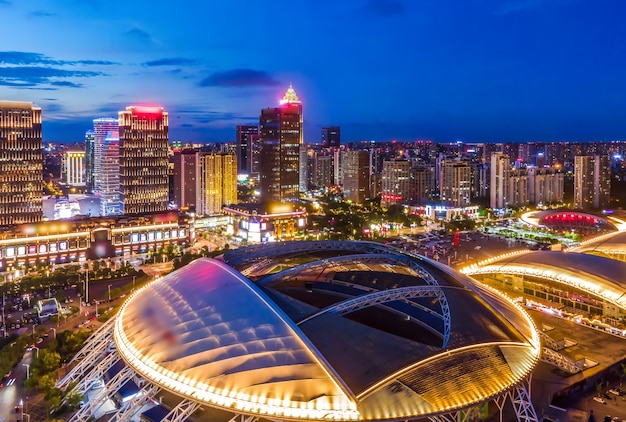 Fotografía aérea de la vista nocturna del centro financiero de Nantong, Jiangsu