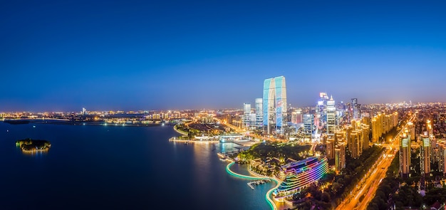 Fotografía aérea de la vista nocturna del centro financiero de Suzhou