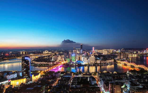 Fotografía aérea de la vista nocturna de la ciudad de Liuzhou China