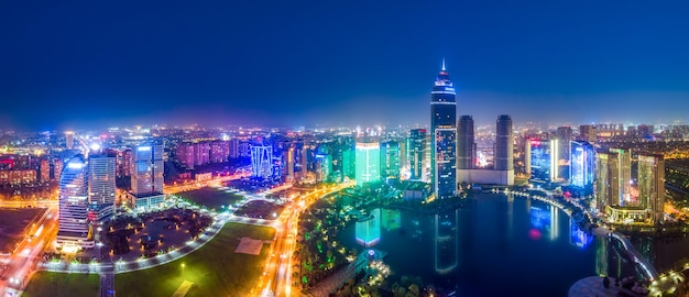 Fotografía aérea de la vista nocturna del distrito central de negocios del lago Didang, Shaoxing, Zhejiang