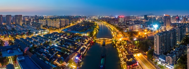 Fotografía aérea de la vista nocturna de los edificios antiguos en el puente Gongchen en Hangzhou