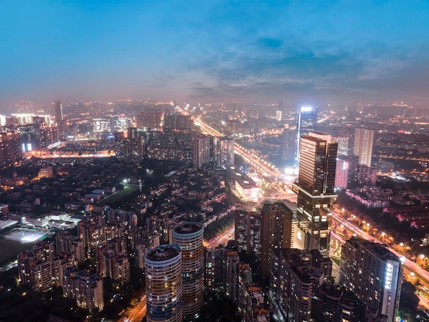 Fotografía aérea vista nocturna de edificios modernos en Chengdu Hightech Zone