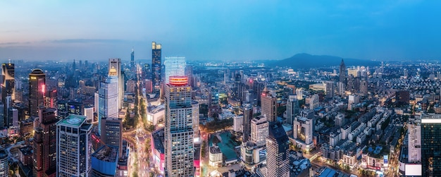 Fotografía aérea de la vista nocturna de los edificios modernos de la ciudad de Nanjing