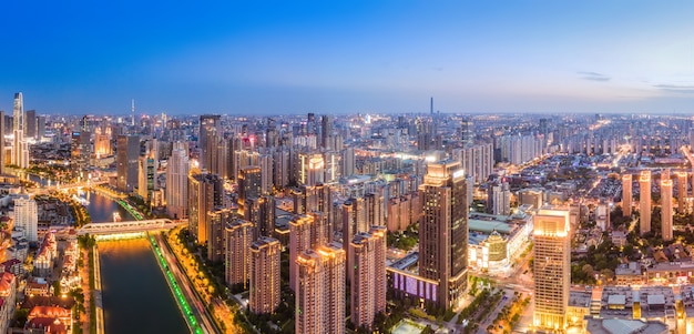 Fotografía aérea de la vista nocturna del horizonte del edificio de la ciudad de Tianjin